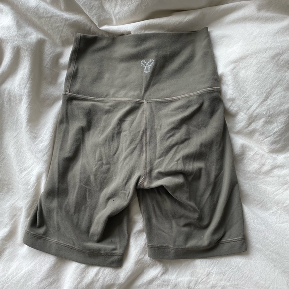 Aritzia butter bike shorts (sz. xxs) - Picture 2 of 5